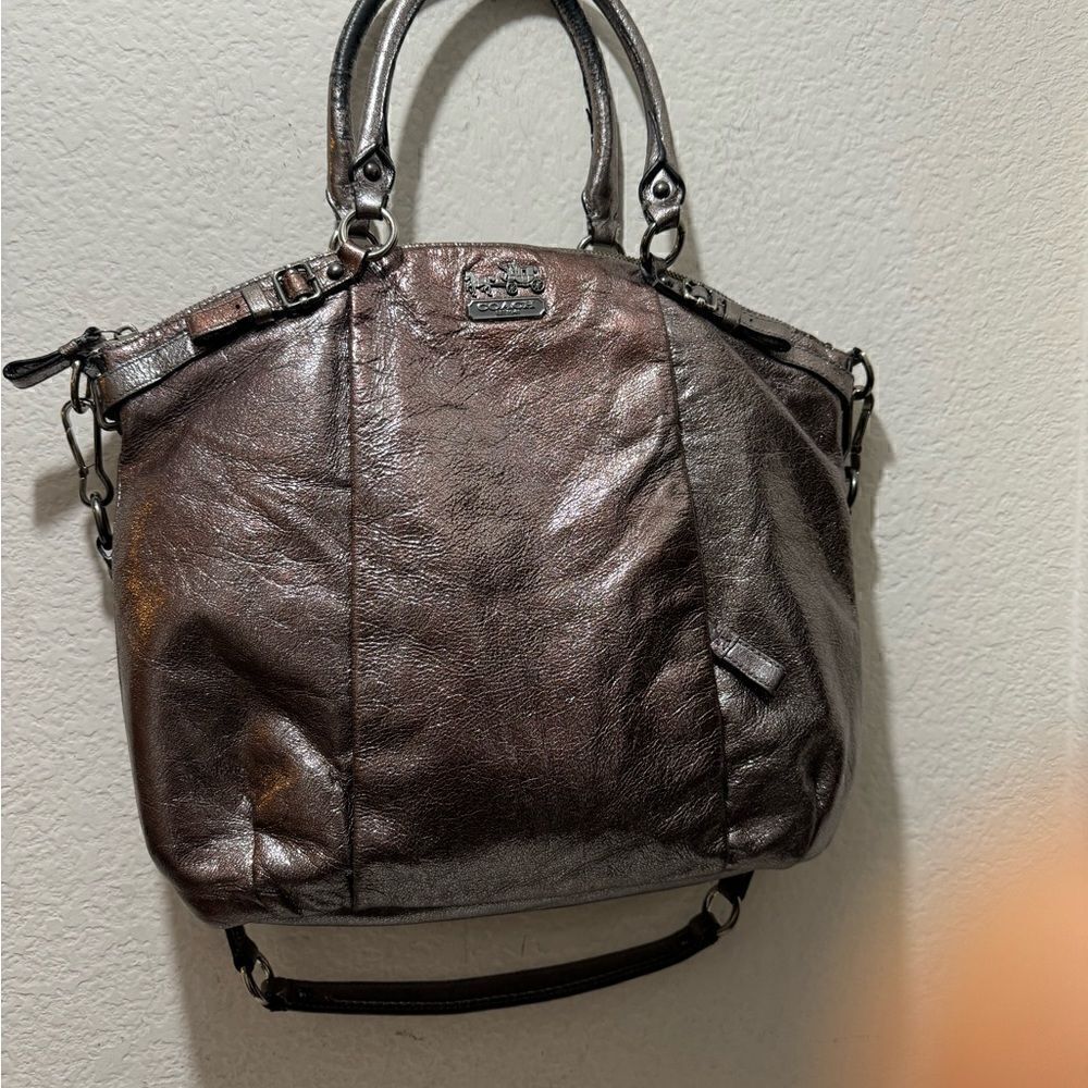 Coach 18815 Madison Pewter Metallic Leather Hobo Bag zipper closure